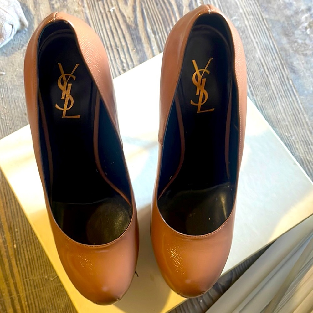 YSL Tributes Beige Size 41 runs small ,classics barely worn . Box included